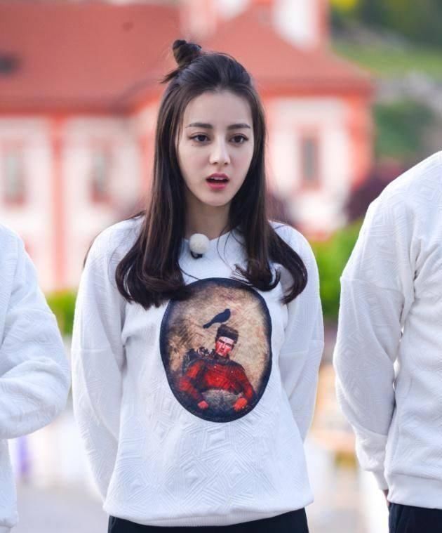 尴尬了关晓彤!与迪丽热巴同发型,网友:胖迪美!