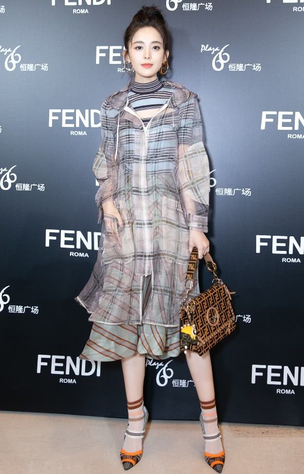 古力娜扎太牛了,用麻袋裤解决游泳圈的难题,