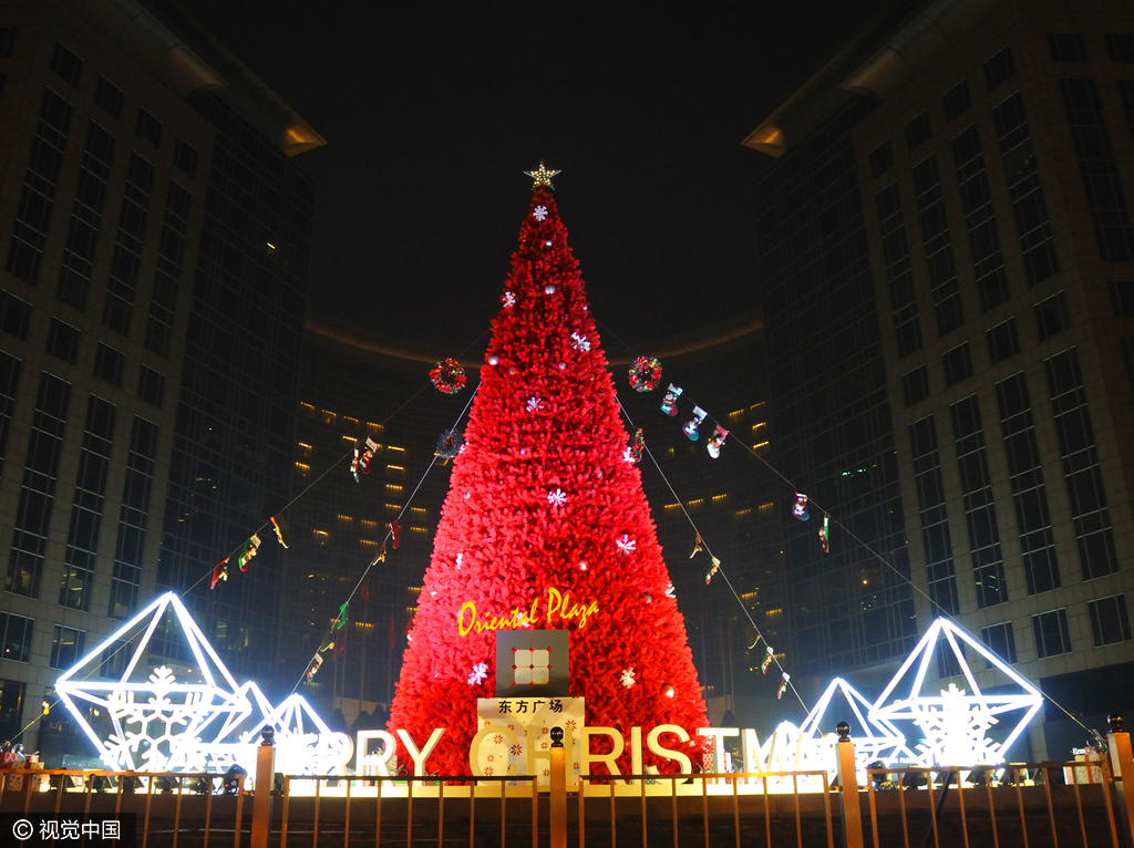 2016年12月03日晚，北京，一棵新建成的巨型“圣诞树”开启夜景照明，将王府井东方广场妆扮一新，迎接“圣诞节”的到来。