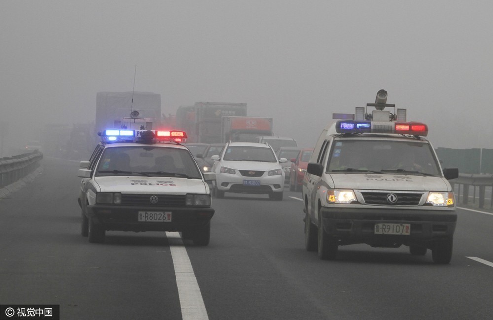 警車帶頭領車隊在高速破霧畫面