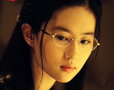 当红女星戴眼镜,唐嫣呆萌,赵丽颖搞怪,她却似大