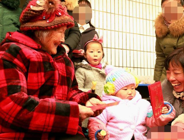 婆婆来家过年,孩子压岁钱丢了,我骂婆婆偷拿,回