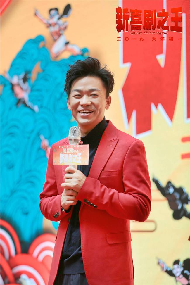 王宝强携《新喜剧之王》笑爆青岛 送咸鱼年货