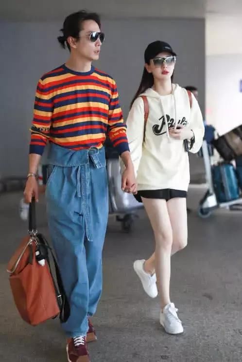 戚薇跟李承铉现身机场,夫妻档街拍好养眼,戚薇