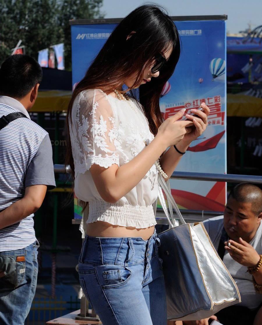 街拍:紧身牛仔低腰裤美女,包裹出纤细的小蛮腰