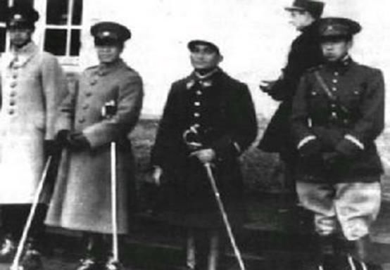 死救出一名士兵,此人后来当了司令不忘报恩!