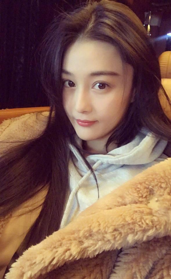 张馨予晒美照,灰色卫衣配黄色大衣美翻了,网友