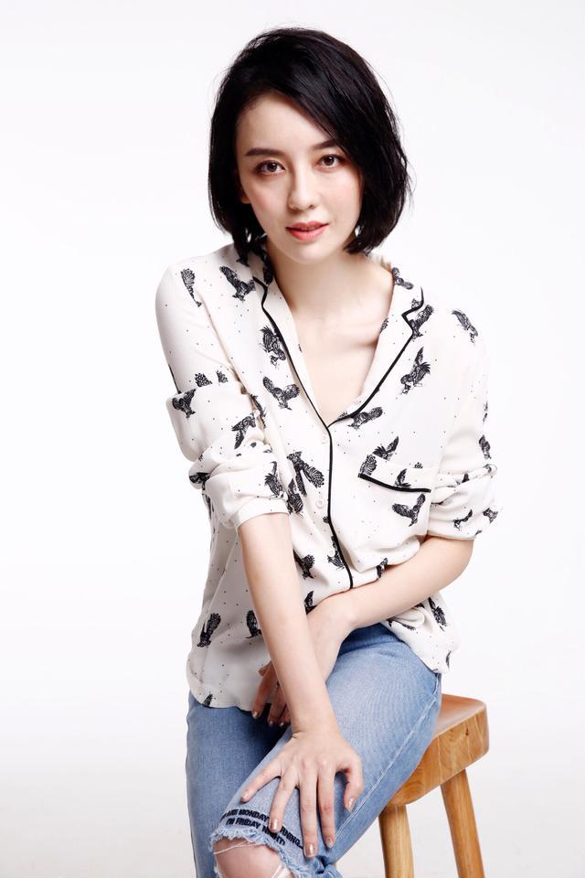 吕佳容最新写真大片 诠释行走的“简约少女”(图6) 吕佳容最新写真大片 诠释行走的“简约少女”(图6)