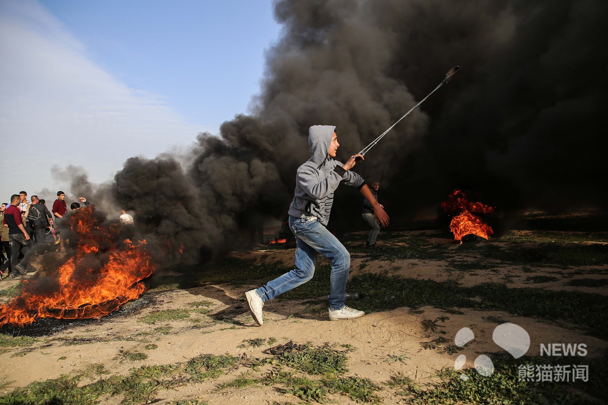 巴以边境再起示威冲突 现场烟雾弥漫如同战场