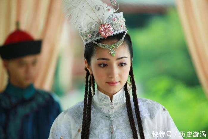 她是《还珠格格》中小燕子的原型, 嫁给蒙古英