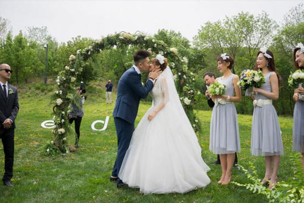 悦悦与老公唯美的草地婚礼