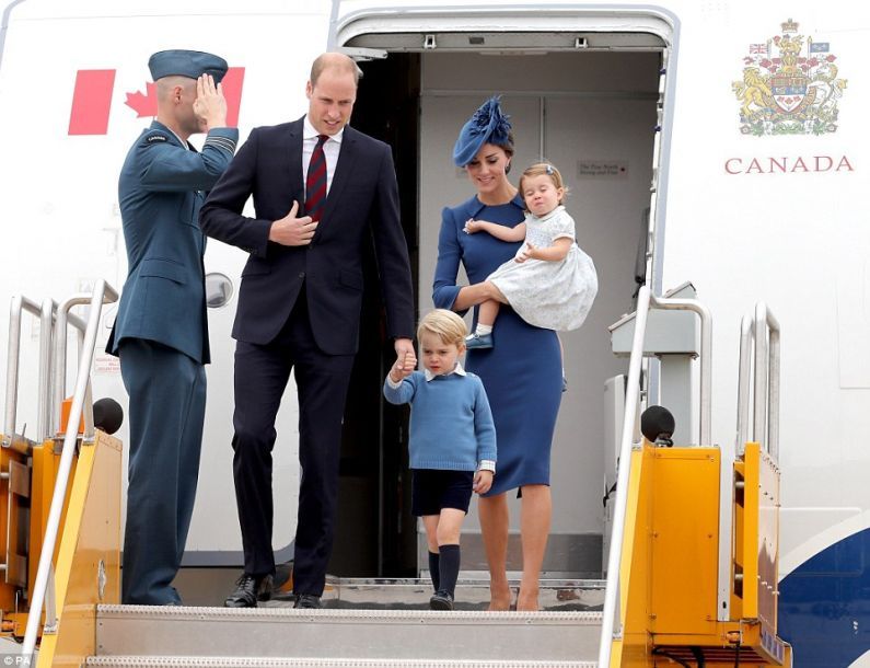 中新网9月26日电 据“中央社”报道，英国威廉王子与凯特王妃24日抵达加拿大，加拿大总理杜鲁多亲自迎接，不过吸引众人目光的，还是随行的1双儿女，16个月大的夏洛特公主，以及3岁的乔治王子。