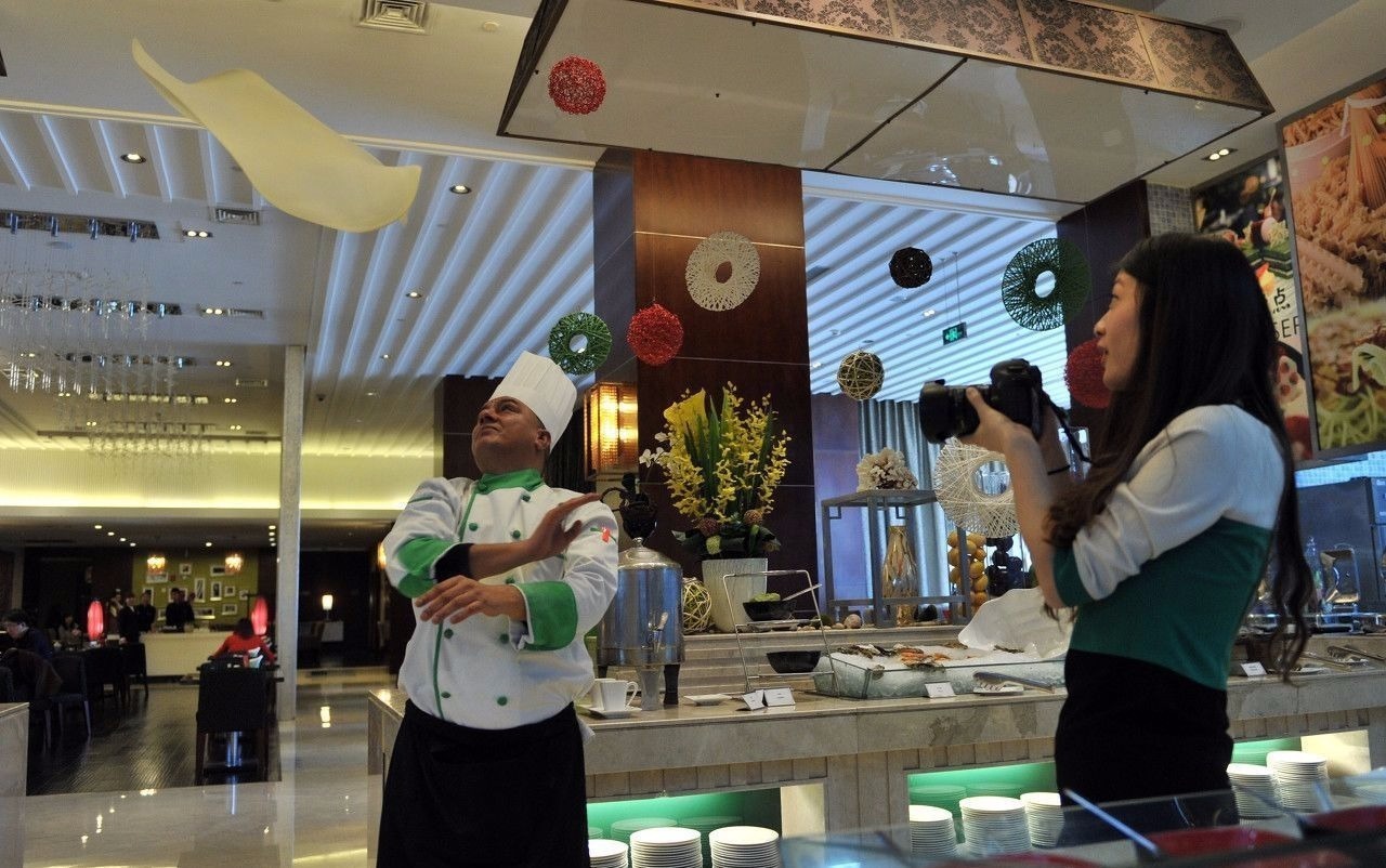 在餐厅用餐时，酒店安排了一位印度大厨来教她品尝手抓饭，欣妍说：“感觉跟印度人在一块交流本身就是一个很亢奋的状态，我问他怎么吃饭，他就直接告诉我用手抓，我当时试了一下，为什么我的手这么不灵活。”“那个拌饭吃起来味道有咖喱的刺激感，另外也是我第一次吃手抓饭，真是用手来吃，现在还能感觉到咖喱味在上面。