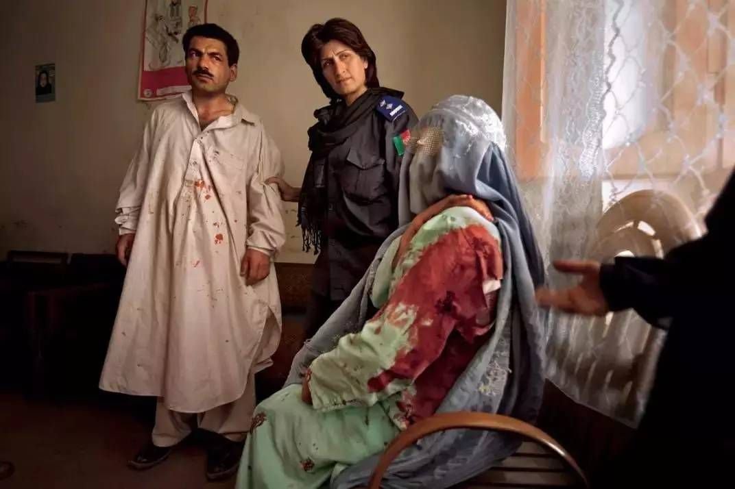 贾米拉则一直生活在丈夫的阴影下,因为丈夫的毒打,她常常浑身是血.