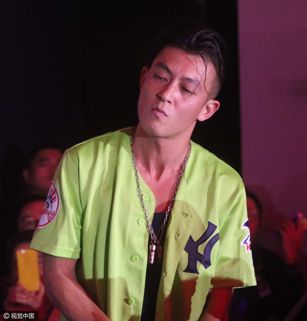 陈冠希个性火爆，是人尽皆知，曾多次在网上发飙的他，未料，他27日晚突然在微博发飙这次只指林志玲，连骂林志玲是“丑婊子”、“闻起来像屎”，虽然事后删文、并表示“早就警告过她了”，但却没说为何要骂林志玲。此事直登热搜，更是牵扯进一众相关明星霸榜热门。（资料图）