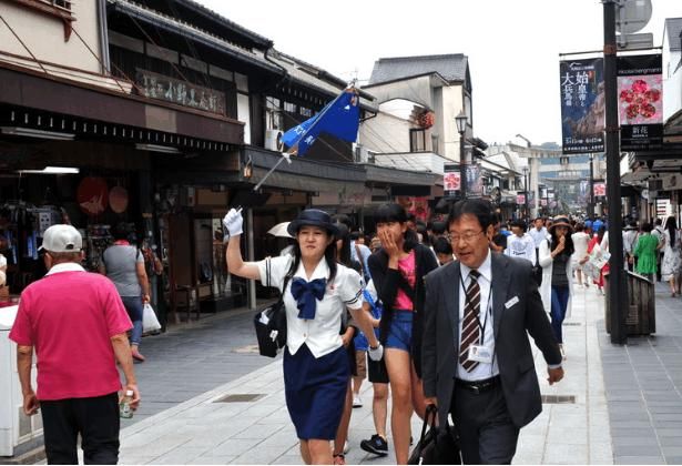 中国游客给日本女导游小费,小姑娘双眼都红了