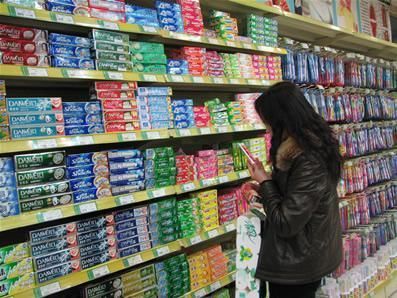 蜂蜜拿在脸上涂涂,斑点皱纹去的一干二净,仅用