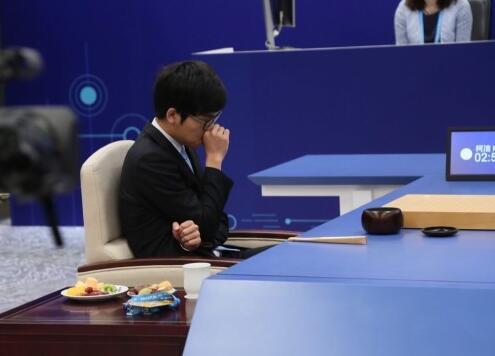 go继续交锋展开第二局"人机大战"围棋对决,此局比赛中,柯洁执白子