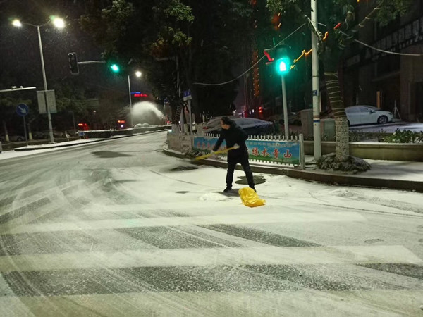 镇江城管启动应急预案,3000环卫工保洁又铲雪