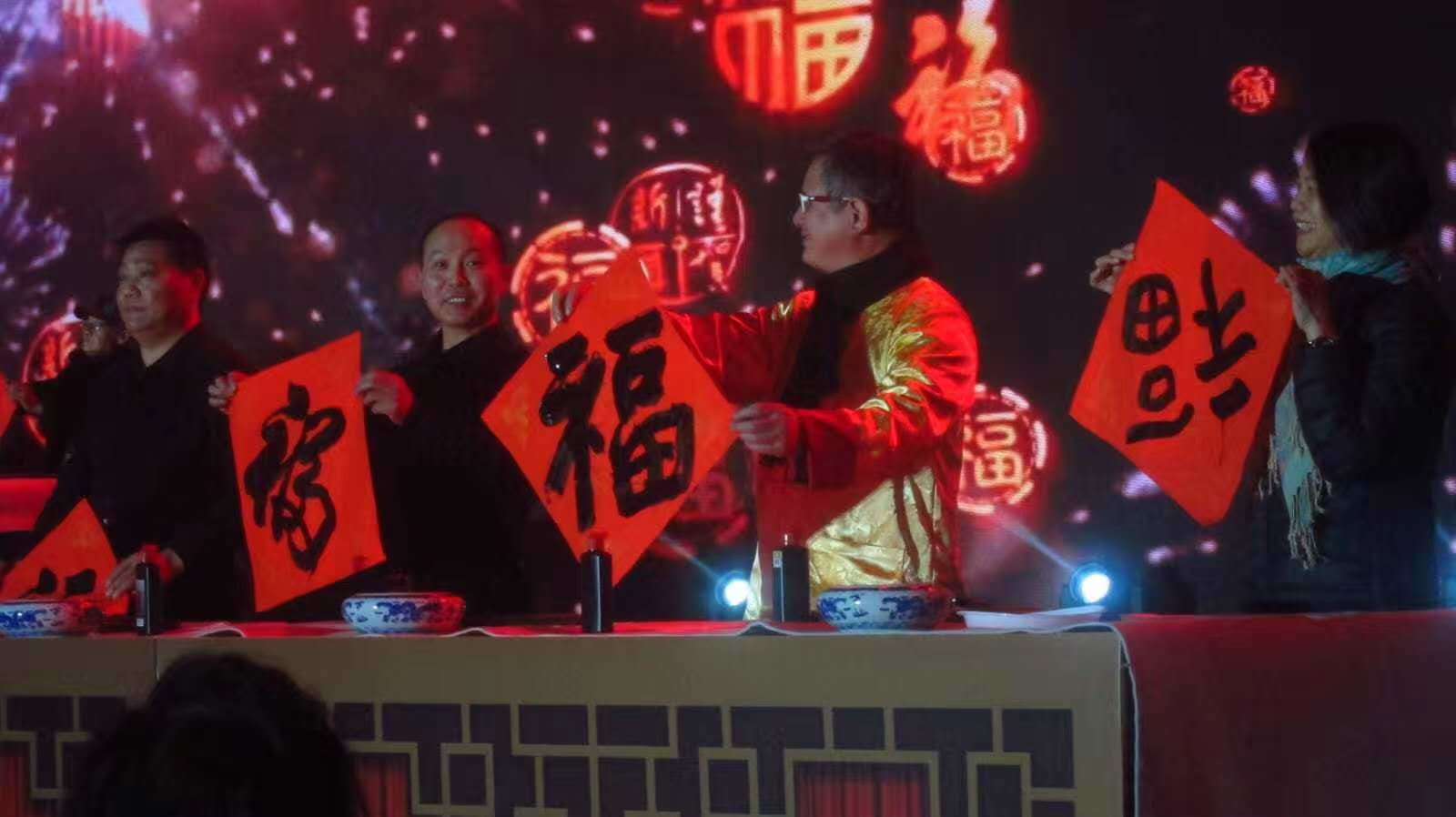 董廷超在泼墨中华情CETV2019 书画春晚舞台