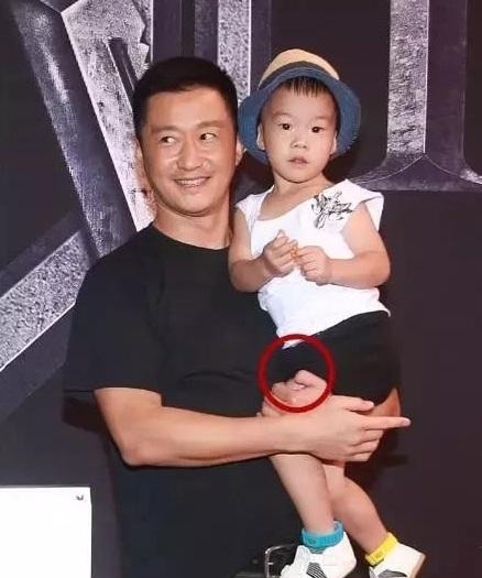吴京带儿子为《战狼2》宣传,却被发现手指缺陷