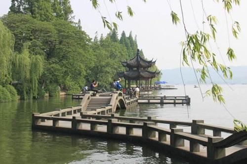 熊孩子向路人吐口水,路人要求道歉,孩子家长:小