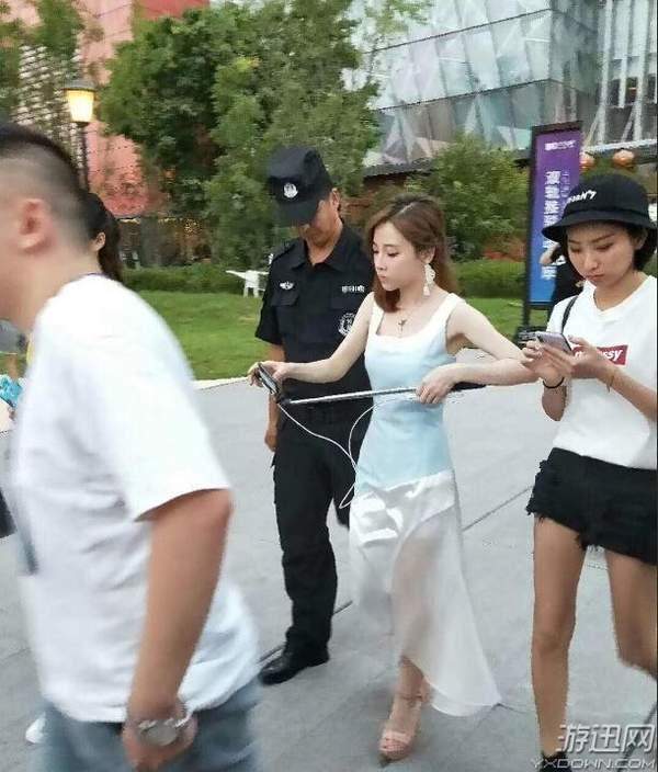 
558x472 - 31KB - JPEG
![冯提莫户外直播大秀水蛇腰 脚踩恨天高引保安