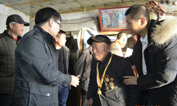 冬日暖阳 沟帮子福全爱心团队慰问抗战老兵