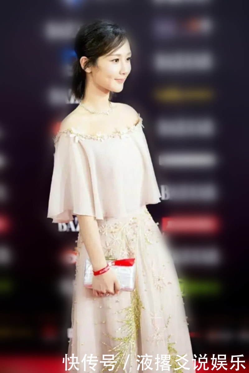 杨紫出席活动,身穿粉色礼服,尽显纤细身材,时尚