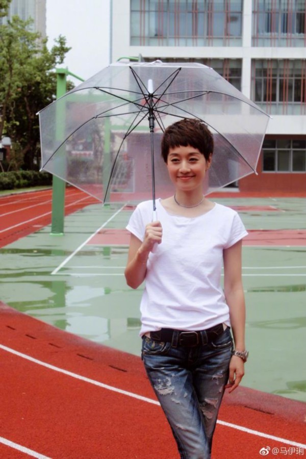 马伊琍晒与两个女儿度假照 40岁子君身材超级好