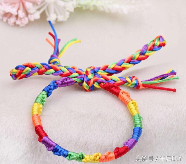 小时候最流行的塑料绳编织手链,现在已经越来