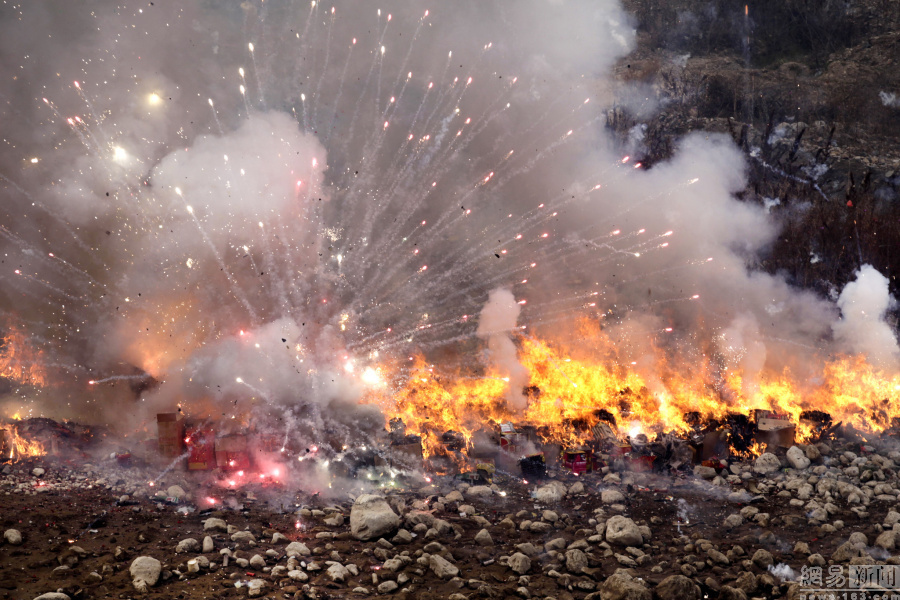 陕西警方销毁数十万发非法烟花爆竹