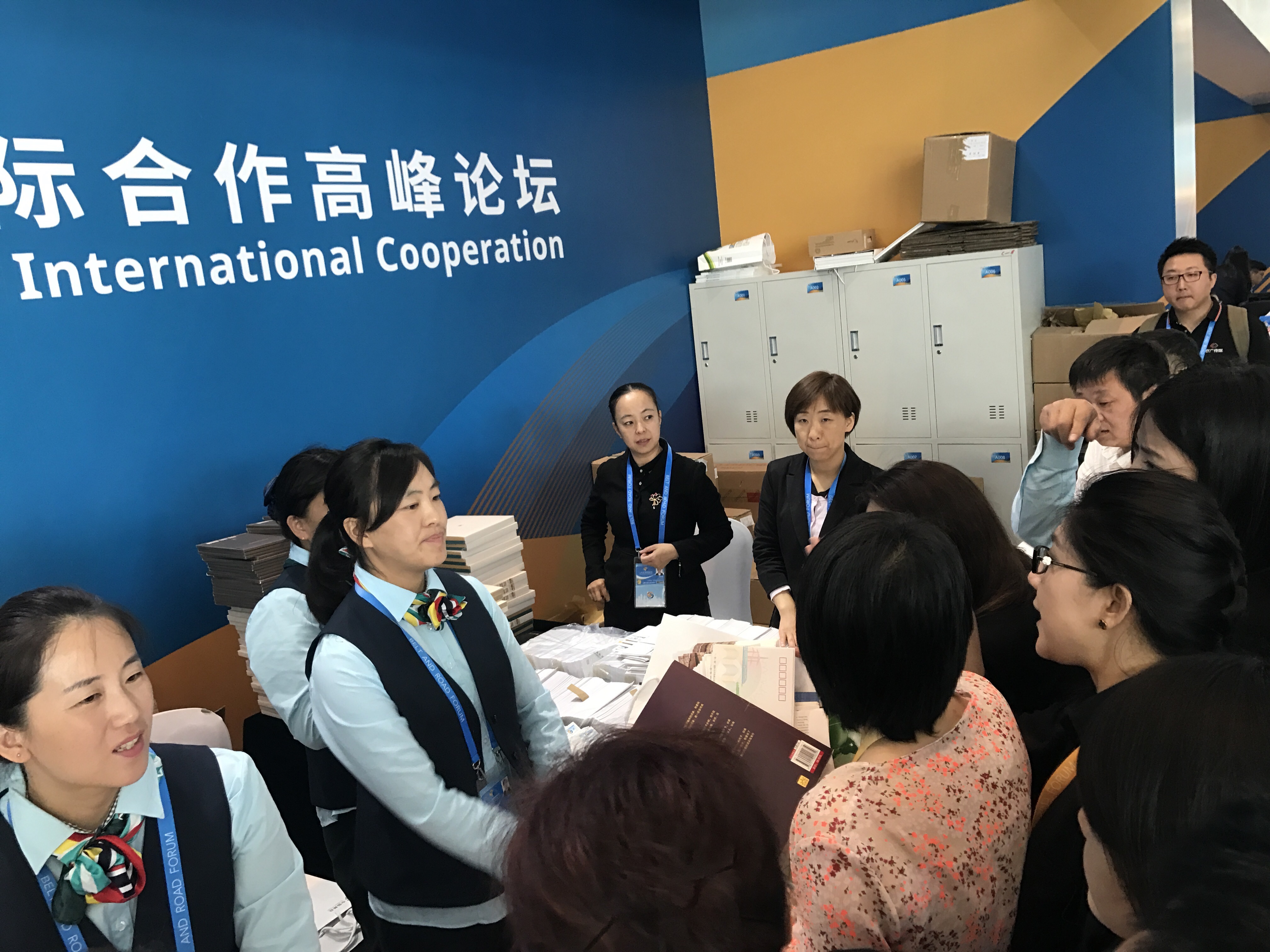 “一带一路”峰会新闻中心排起长队 竟是为它! “一带一路”峰会新闻中心排起长队 竟是为它!