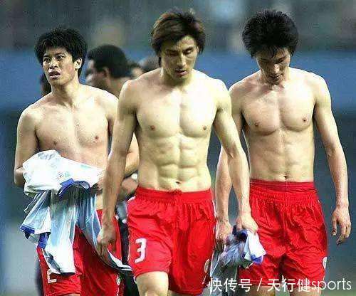 看看2002年男足腹肌, 看看2018年女足腹肌, 再