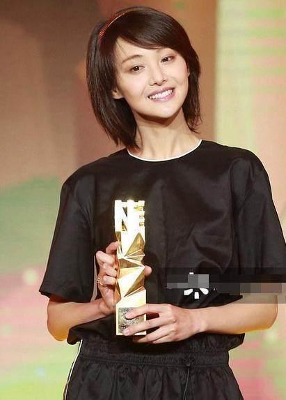 也只有郑爽敢穿运动装去参加活动了!