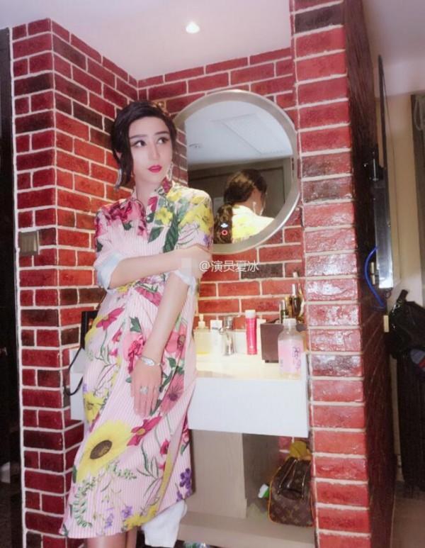 快手男主播模仿范冰冰 穿同款凹造型相似度高