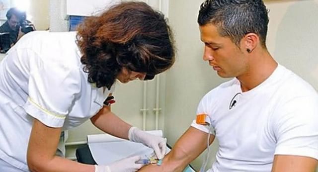 C罗八块腹肌没有纹身,国足花花绿绿一身肥肉,