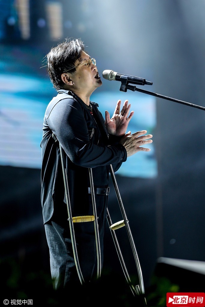 歌手郑智化河南认祖归宗 拄拐唱《水手》