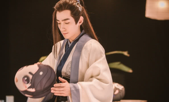 朱一龙新片场花絮,手里拿着玩偶太可爱!粉丝:心