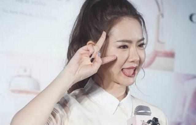 已经嫁入韩国人的戚薇,做了妈妈的她全身上下