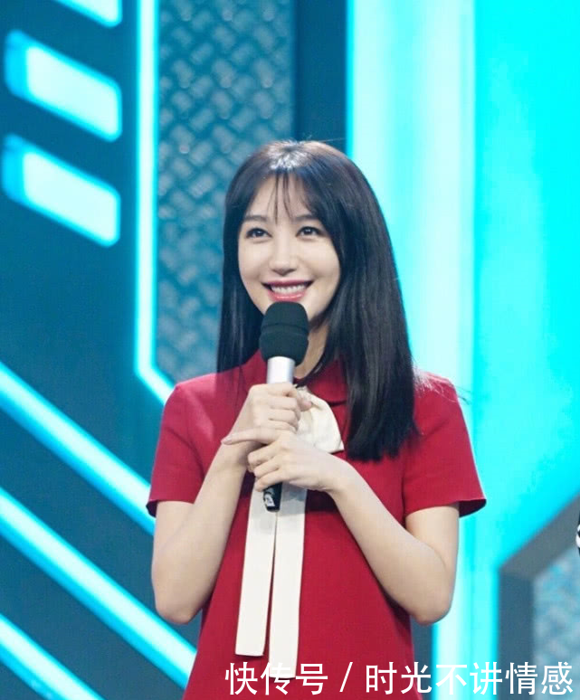 《跨界歌王》李菲儿一件黄色衬衫,不系扣子,这