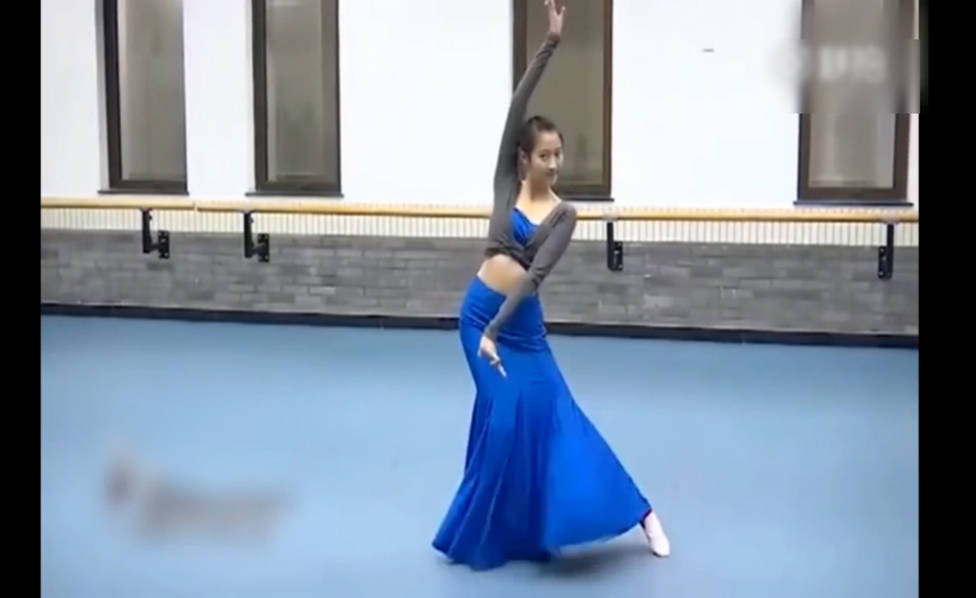 关晓彤艺考舞蹈视频曝光 曲线玲珑身材好