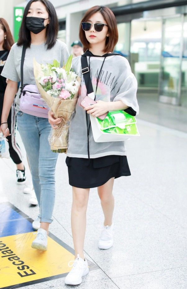 谭松韵还小吗?竟背绿色的果冻包在身上,没想