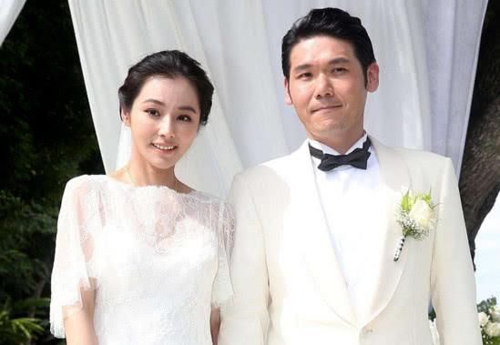 后来,陈怡蓉恋上了整形医生薛博仁.2016年,交往两年的他们在泰国结婚.