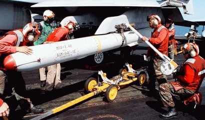 AGM-88型哈姆高速反辐射导弹：AGM-88“哈姆”高速反辐射导弹（AGM-88 High-speed anti-Radiation Missile，HARM）是美国现役的空对地反辐射导弹，用以取代越战时期的AGM-45“百舌鸟”反辐射导弹（Shrike）与AGM-78标准反辐射导弹（Standard ARM）。可以携带HARM的机种，包括F-16、A-7、A-6、F/A-18、EA-6B等。理论上F-14也可使用此型导弹，但直到该机种退役为止，都未曾实际配备过此型导弹。