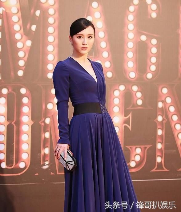 港女星低胸装大秀事业线,弯腰瞬间全世界都安