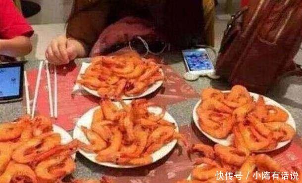 大妈国外吃自助餐,只吃名贵的大虾,老板表示:中