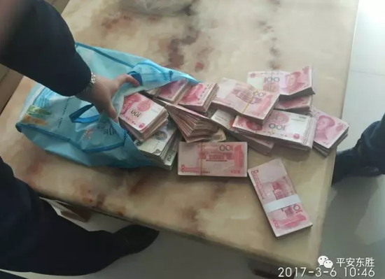 心真大!男子错将17万现金当垃圾丢掉 心真大!男子错将17万现金当垃圾丢掉
