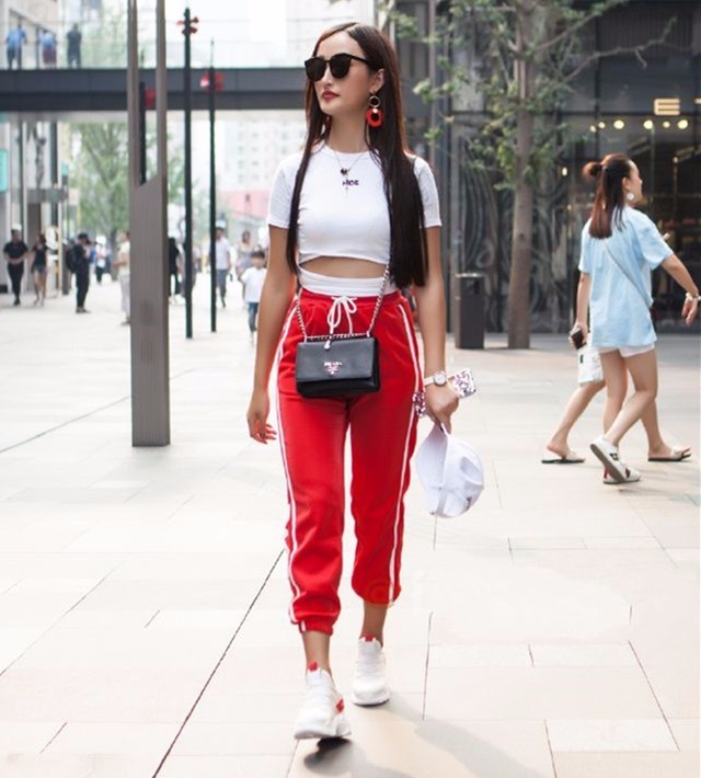 街拍:穿运动裤的美女,身材一般都不会差