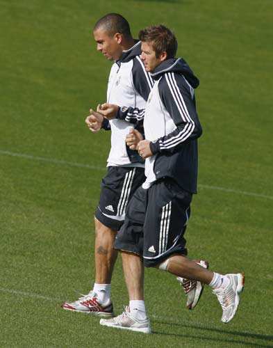 大罗约战小贝:你也当老板了 咱们来踢一场吧!